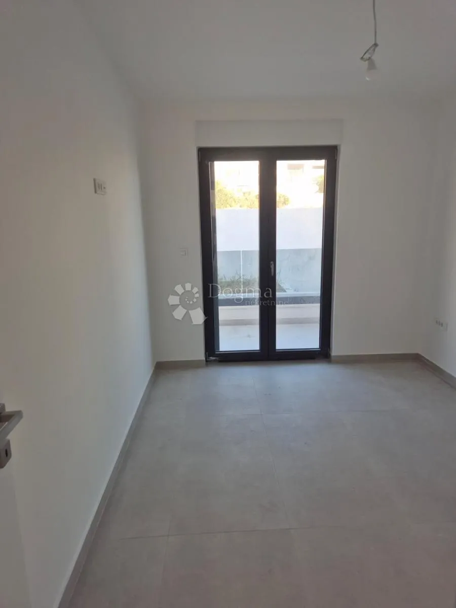 novogradnja – moderan stan (s11) s balkonima manje od 150 m od plaže – okrug gornji - slika 14