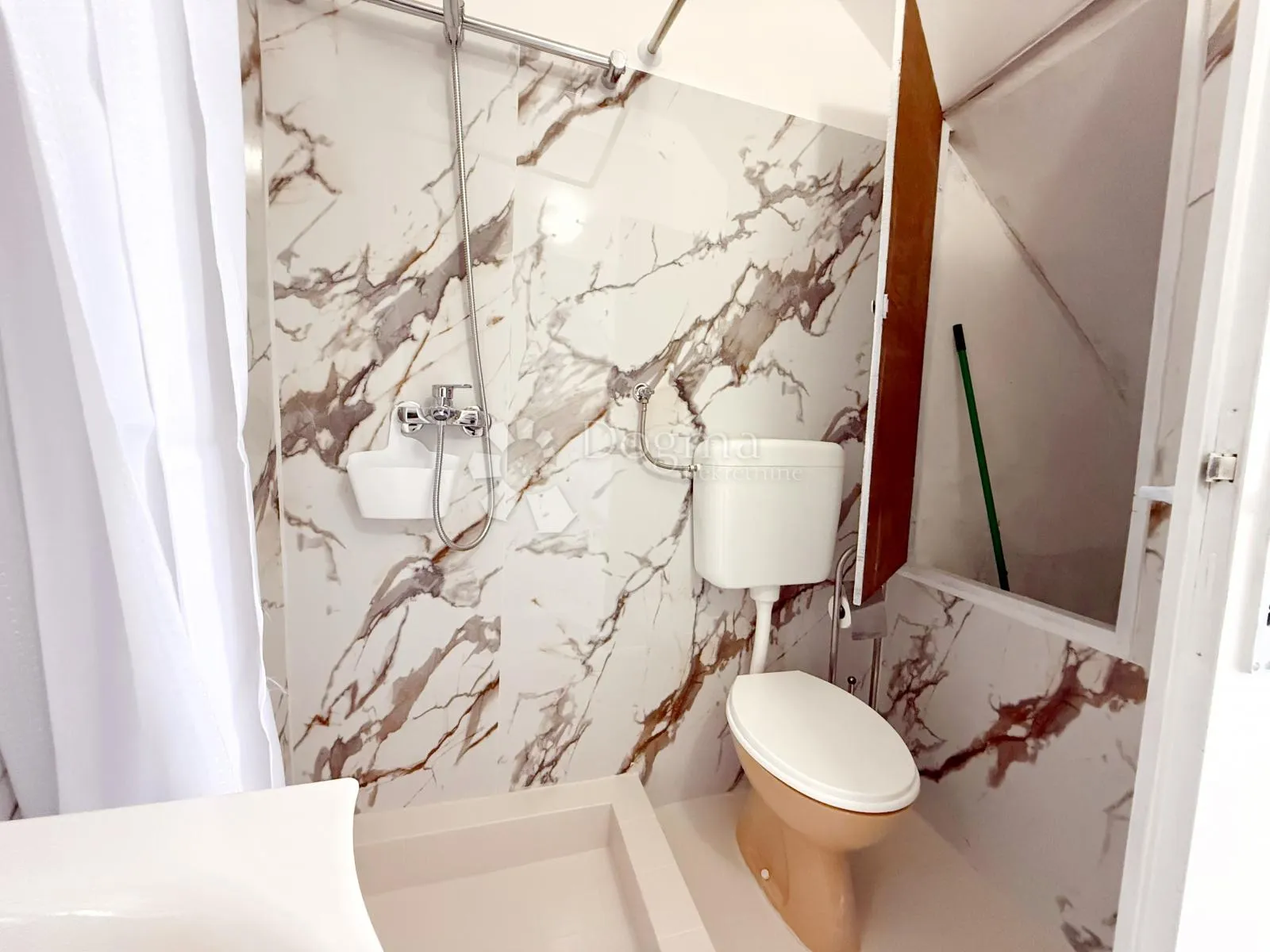 studio apartman u centru medulina - slika 5
