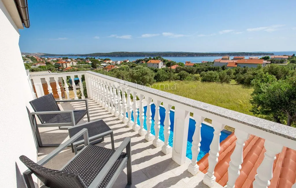 banjol-dvojna mediteranska vila s pogledom na more i bazenima - slika 10