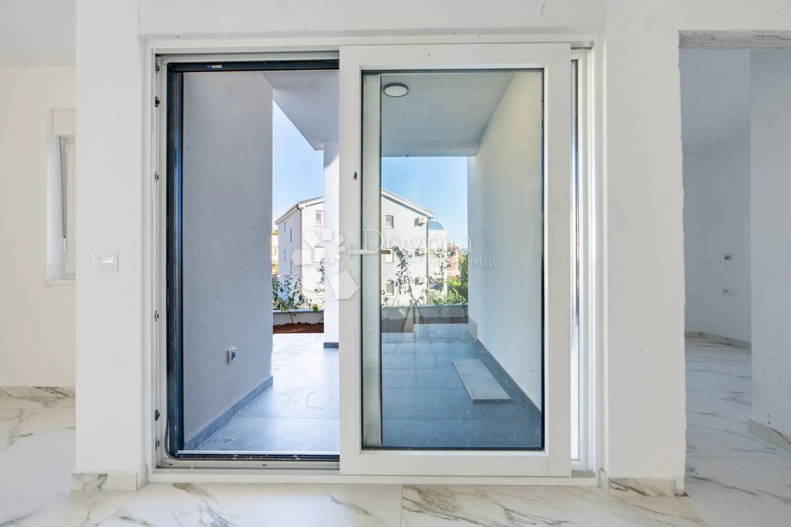 apartman u novogradni - prizemlje s okućnicom - čižići - slika 7