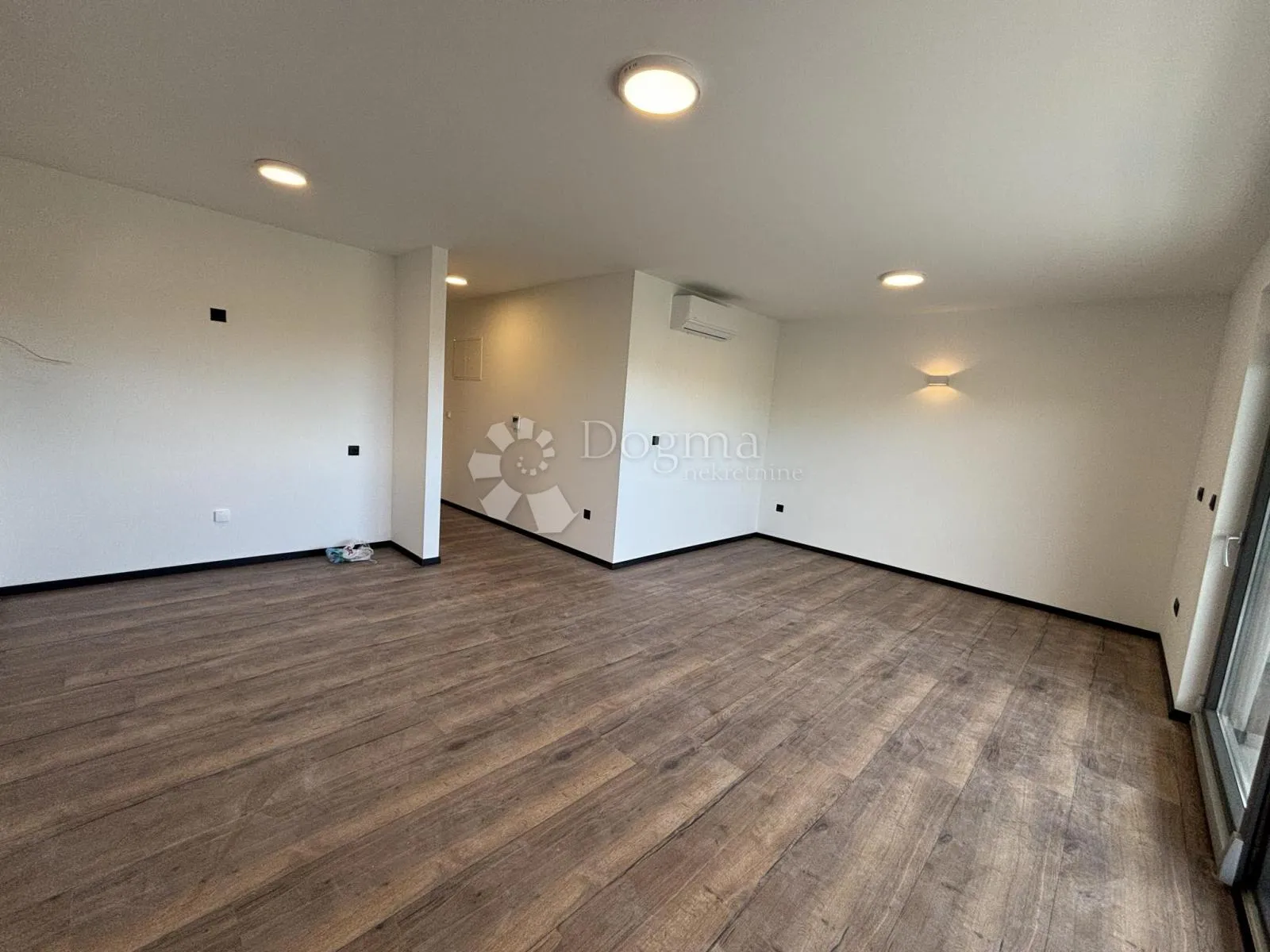 prodaje se luksuzni apartman na otoku viru, 100 m od mora - slika 3