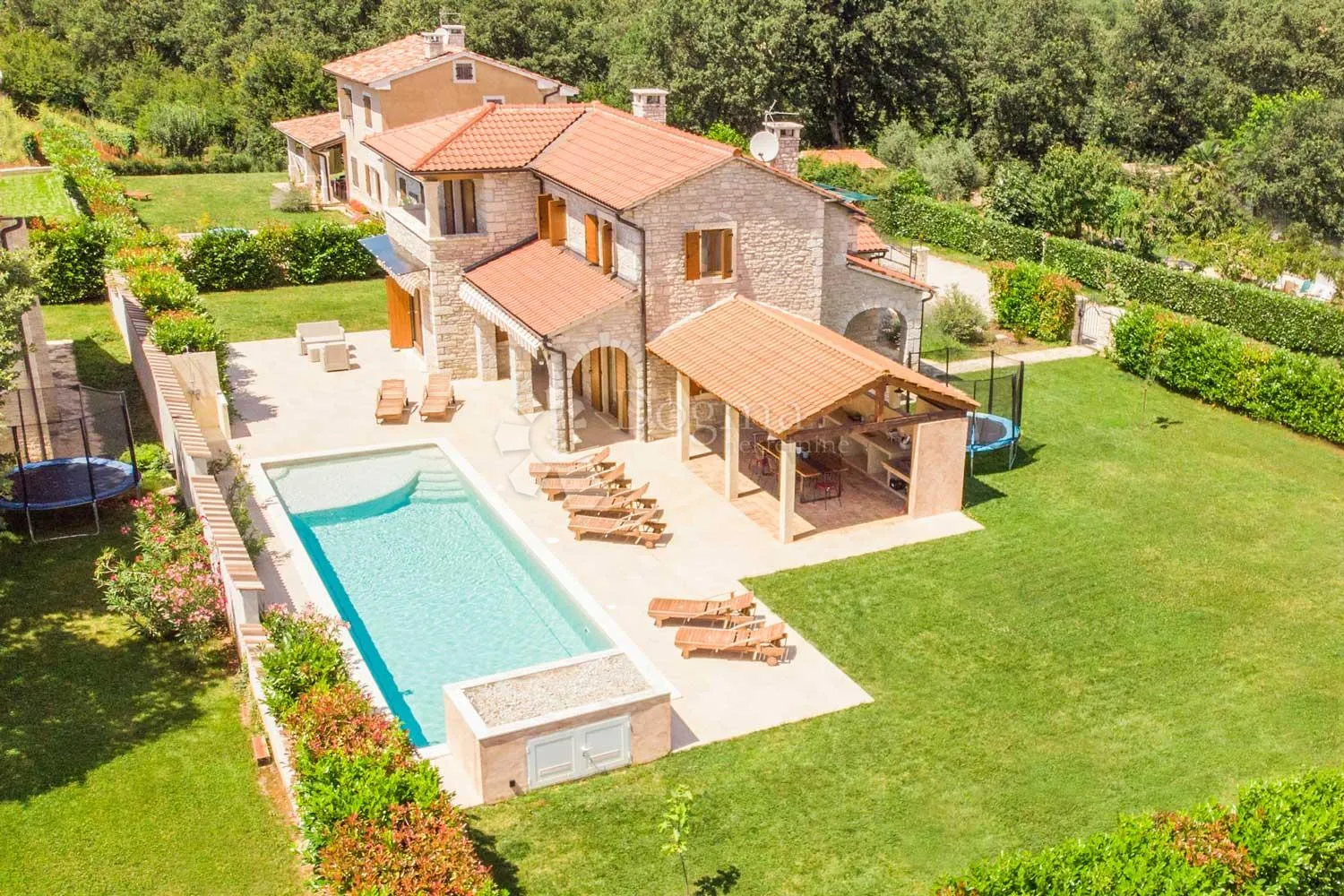 kamena vila s bazenom i 4 spvaće sobe - višnjan - slika 2