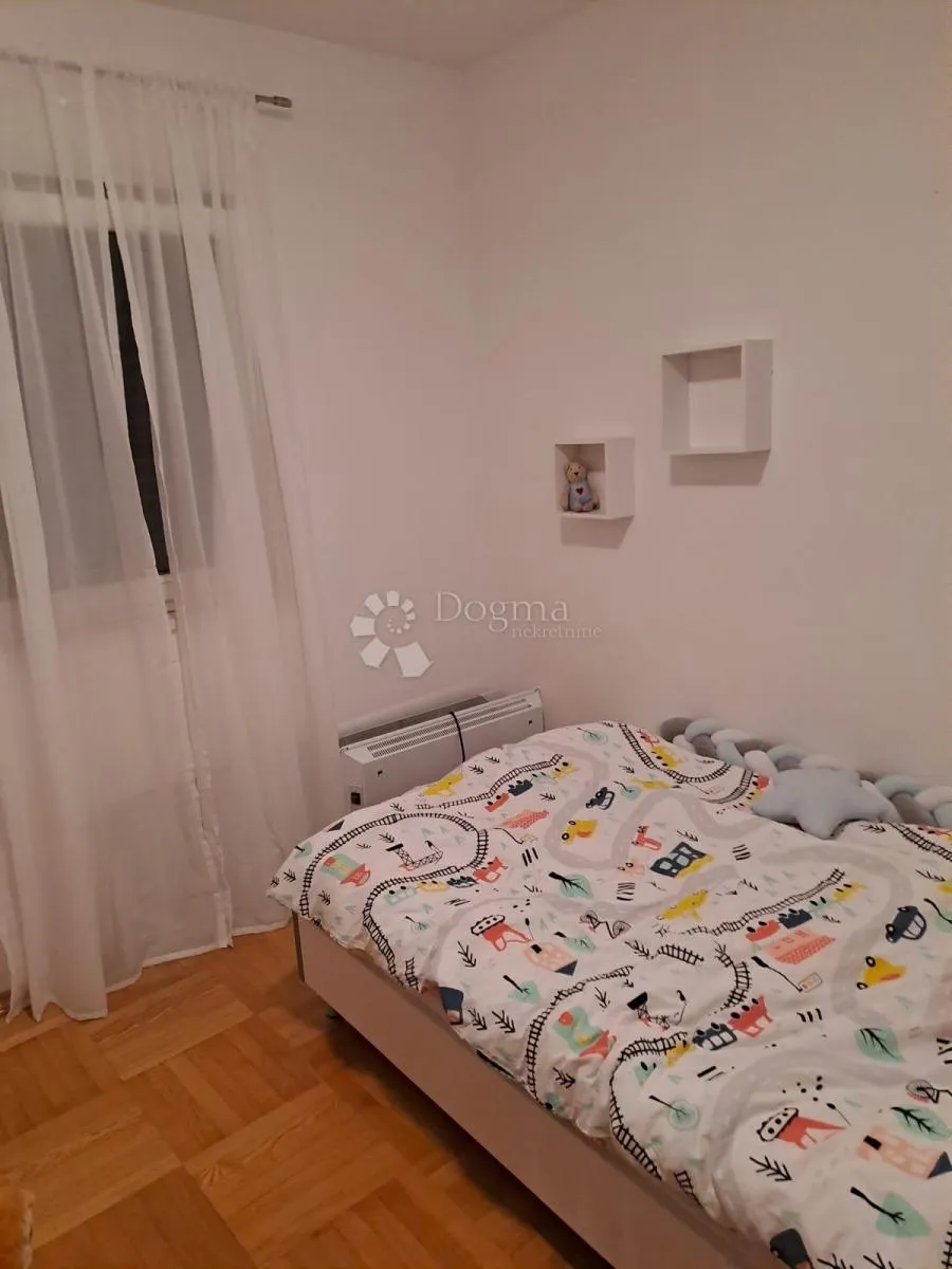 dvosoban stan s parkingom u supetru - slika 10