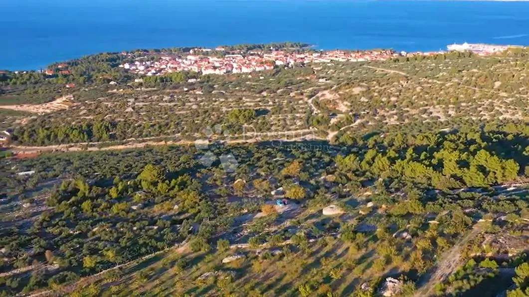 poljoprivredno zemljište s pogledom na supetar, brač - slika 2