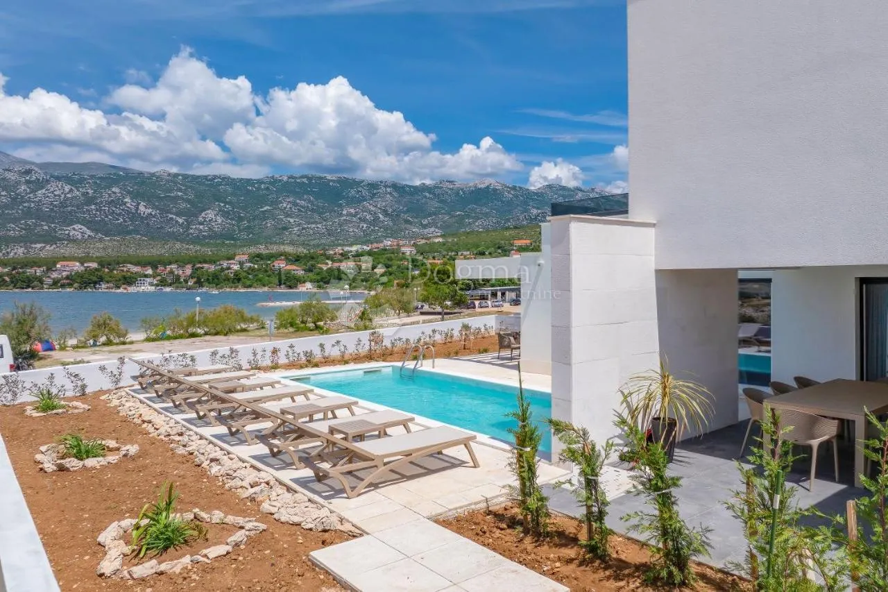 moderna vila s bazenom, prvi red uz more! - slika 13