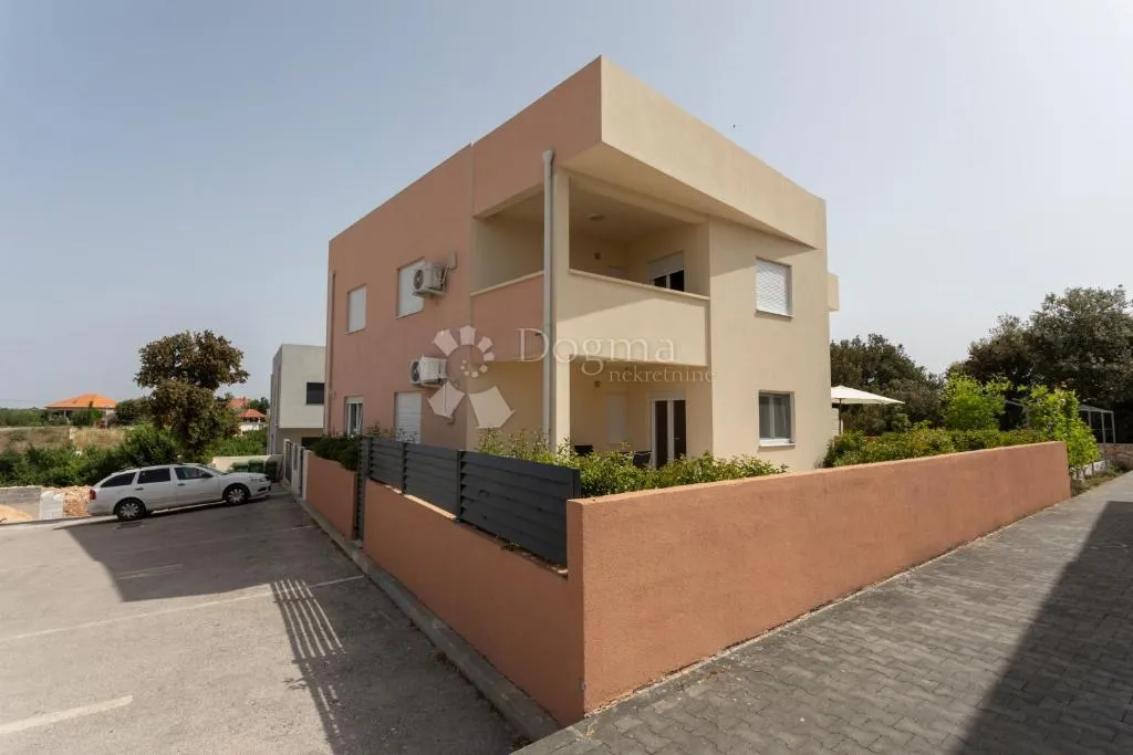 apartman sa bazenom u zatonu - slika 3
