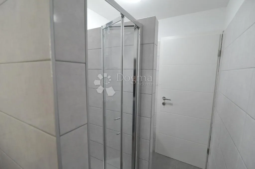 ljubač - kuća s pet stambenih jedinica - slika 8