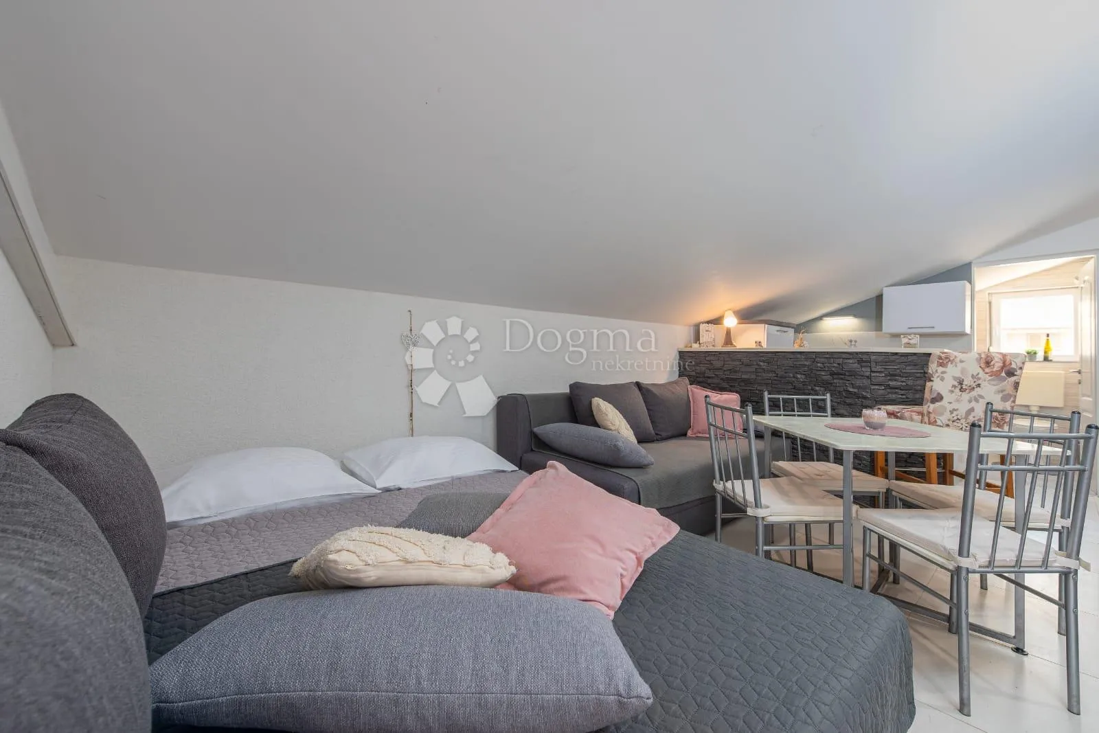 apartman uz more s pogledom namješten - slika 15