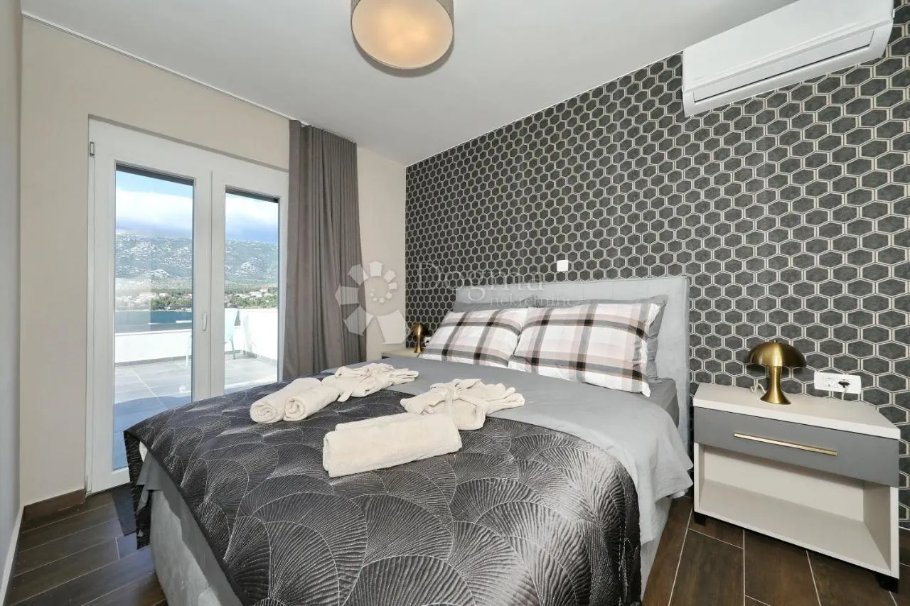 moderna vila s bazenom, prvi red uz more! - slika 38
