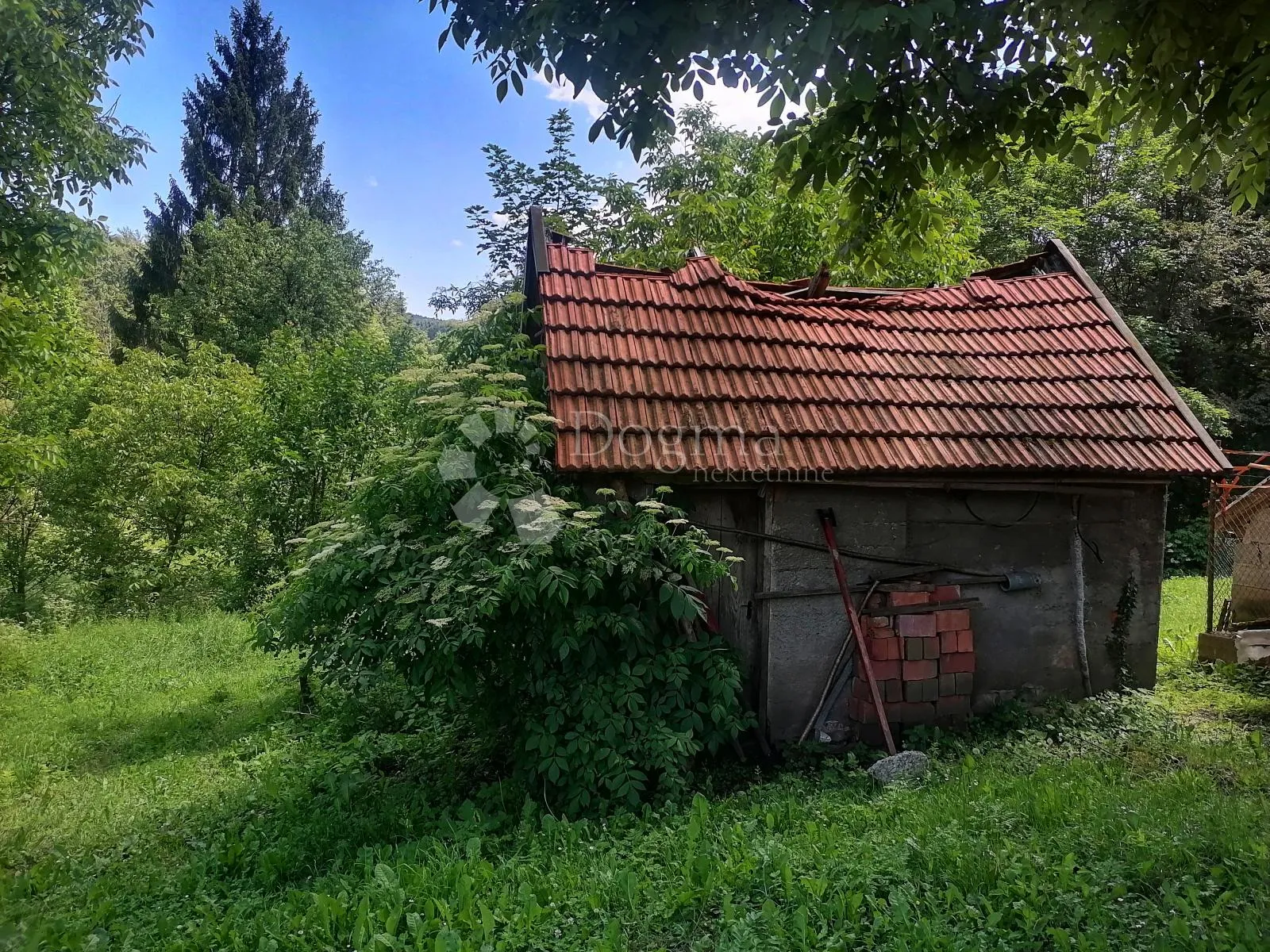 teren s ucrtanim stambenim i gospodarskim objektom - slika 3