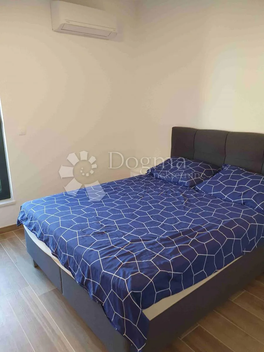 vila sa 4 apartmana, 2 bazena, 200 metara od mora - slika 25