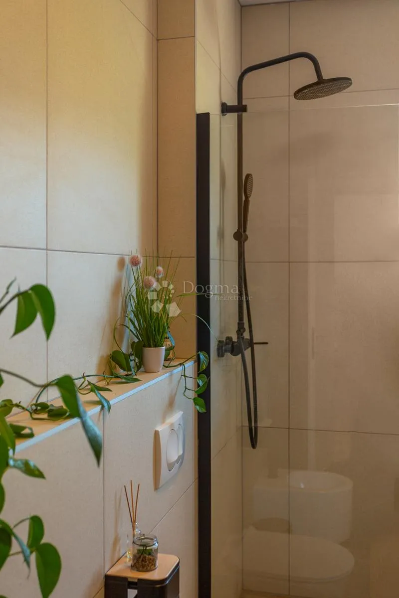 charming stone house with a pool - slika 34