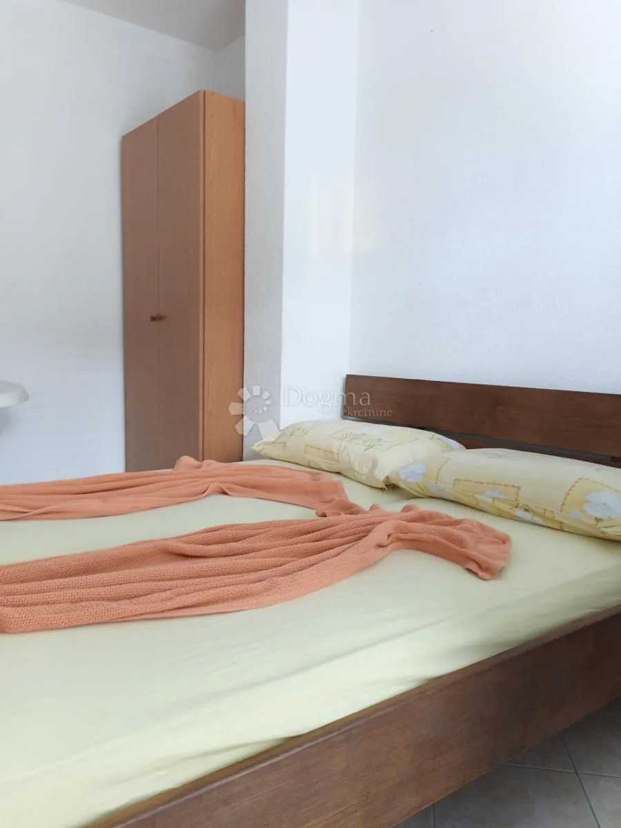 vodice prekrasna kuća sa 9 apartmana 100 metara od mora - slika 29