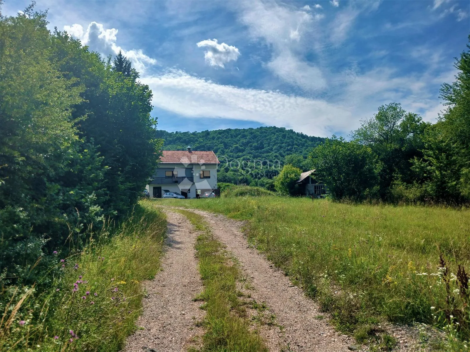 oaza mira u prirodi – prostrano imanje u birovači, općina donji lapac - slika 3