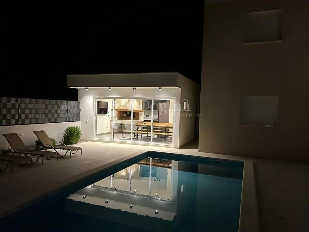 kaštel novi- luksuzna villa s bazenom - slika 6