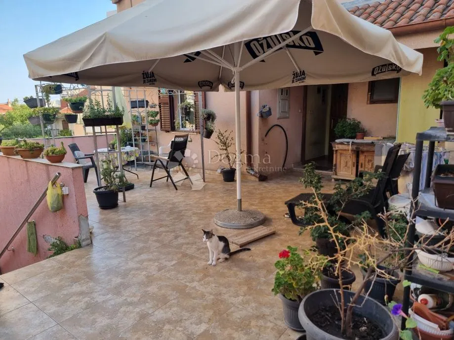 šibenik, šarmantan stan s prostranom terasom - slika 2