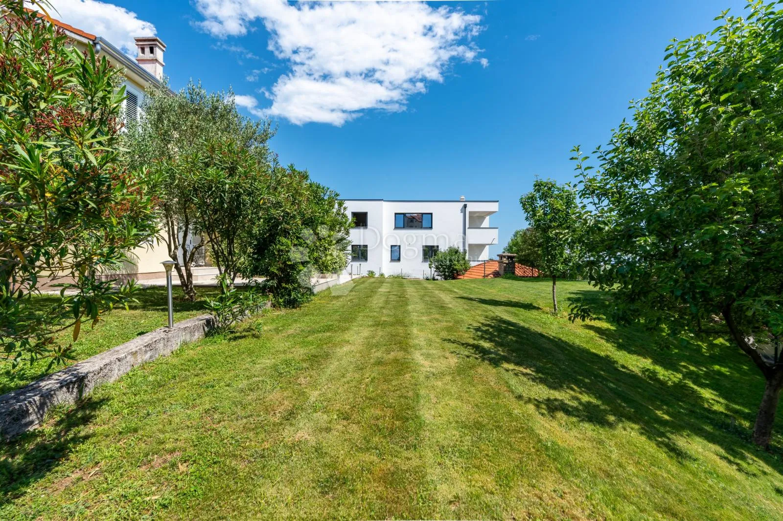 srdoči-240m2 više parkirna mjesta,okućnice 931m2 - slika 36