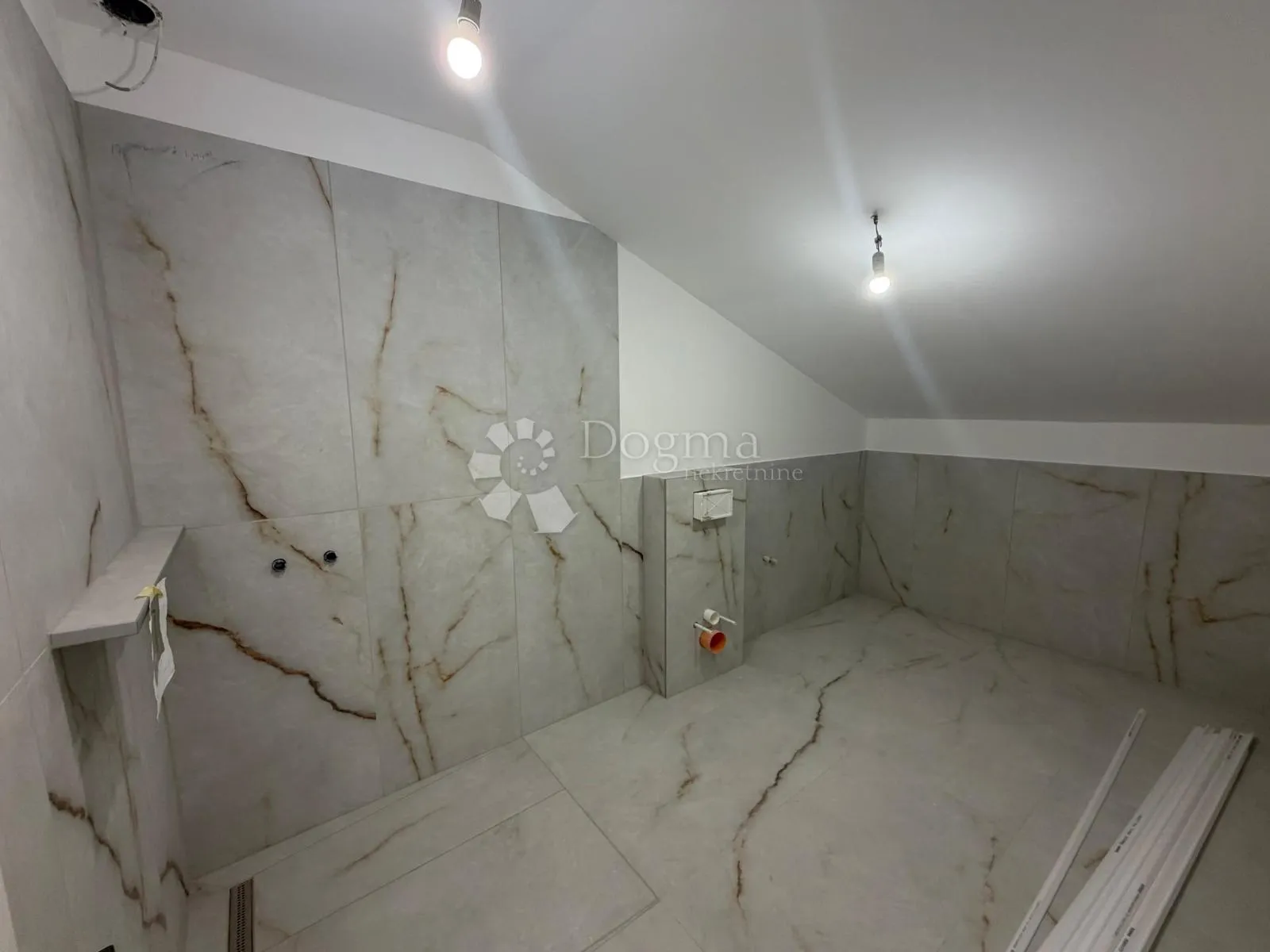 moderan višeetažni stan 220m² s pogledom na more – kostrena - slika 12