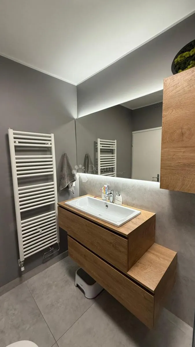 moderan renoviran stan - 5 minuta do mora! - slika 21