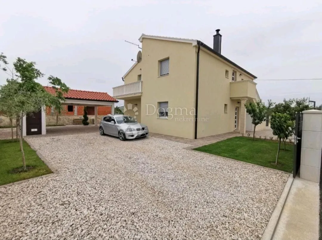 kuća s 3 apartmana u mirnom dijelu vodica! - slika 2