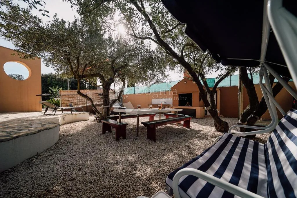 otok ugljan - kuća s bazenom i pogledom na more - slika 17