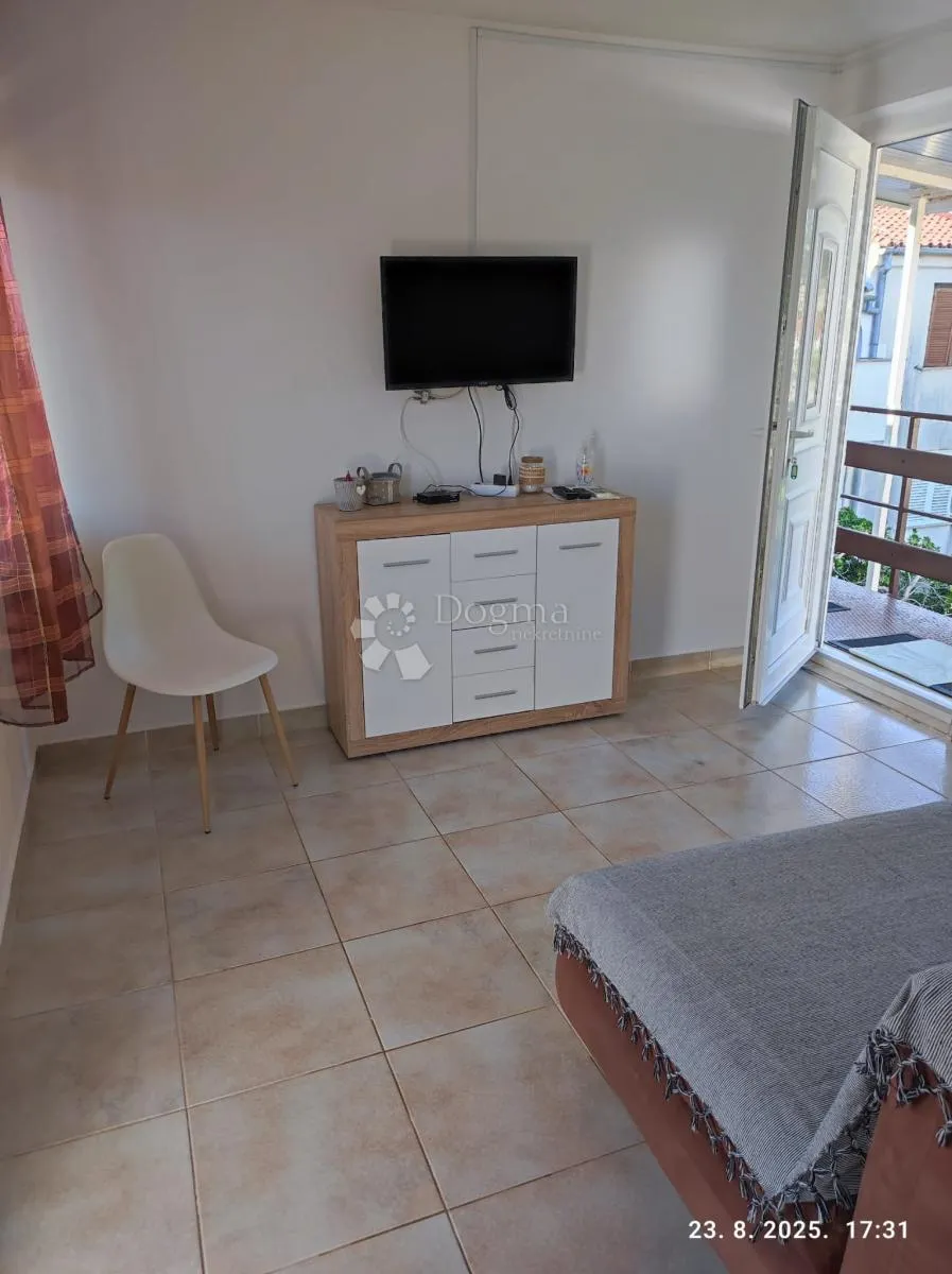 objekt sa tri zasebna apartmana, tražena lokacija kraj mora - slika 8