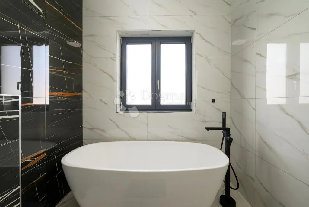 moderna kuća s bazenom, wellness zonom i privatnom okućnicom - slika 31