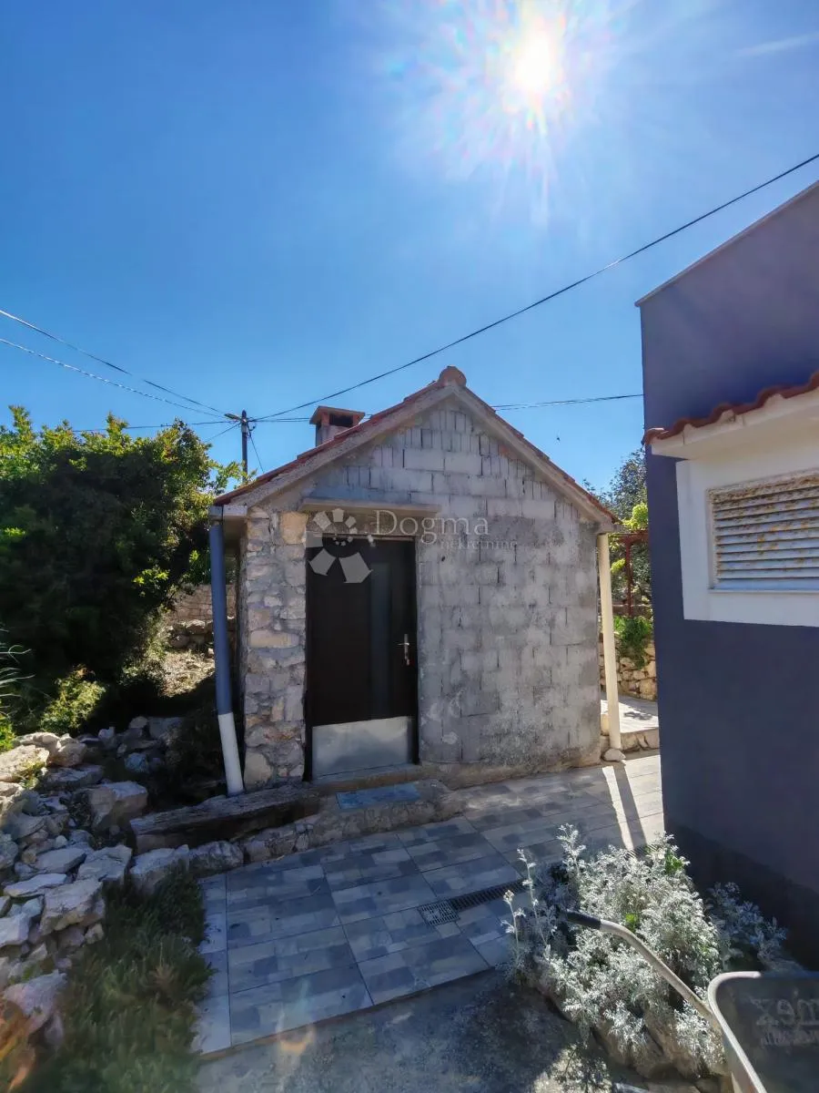 kuća drvenik drugi red od mora - slika 16