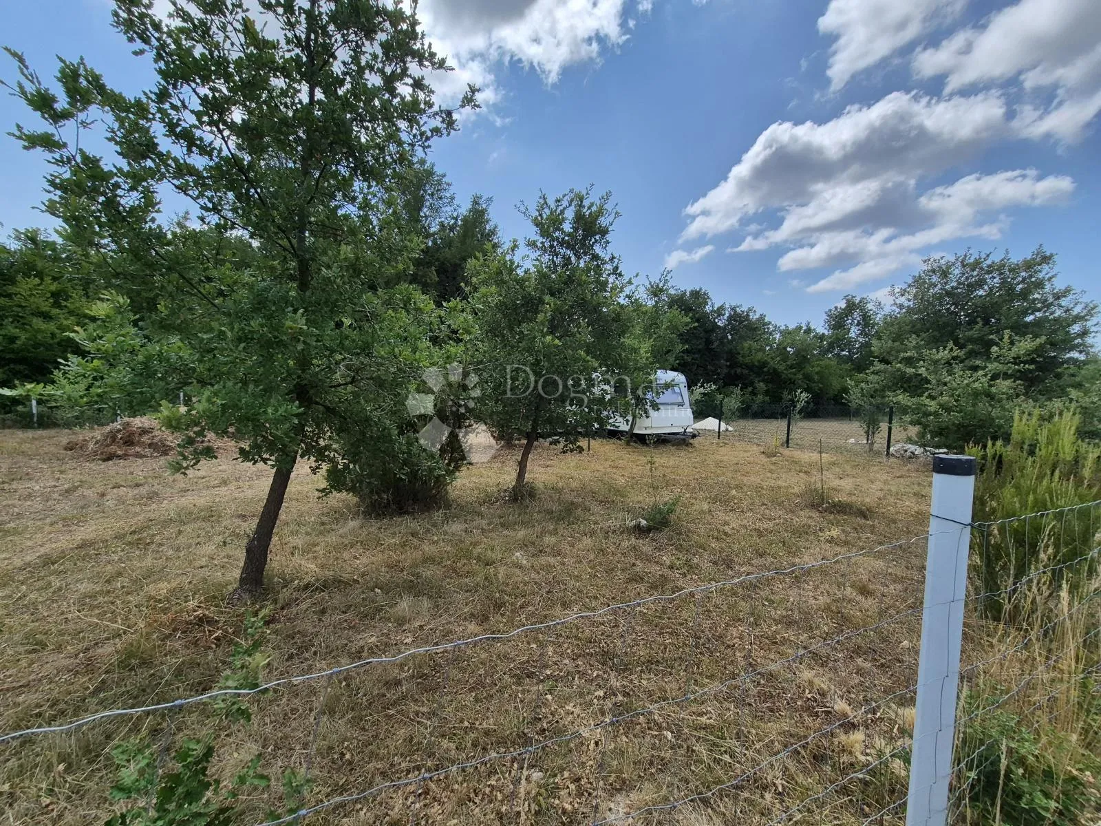 Marčana dvije ograđene poljoprivredne parcele