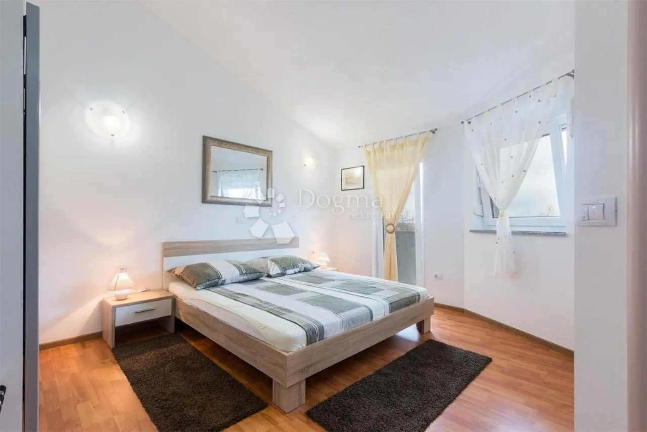 vila sa bazenom na mirnoj lokaciji - slika 28