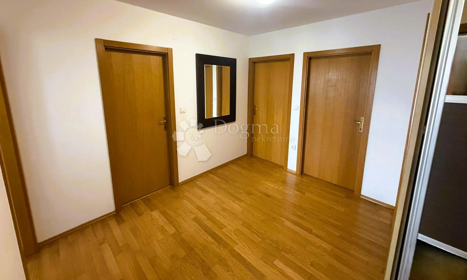 stan 77 m², 1. kat, mirna lokacija - slika 5