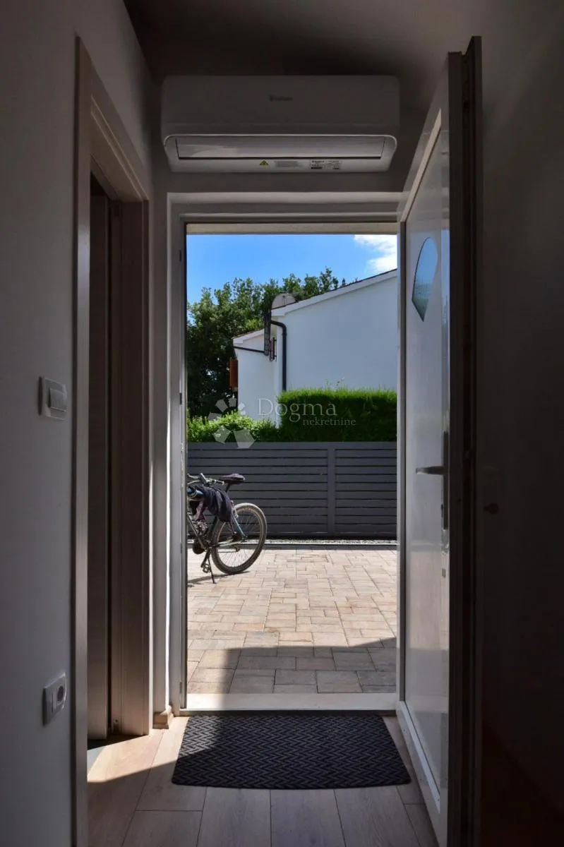 prilika - dva stana + kategorizirani studio apartman! - slika 8