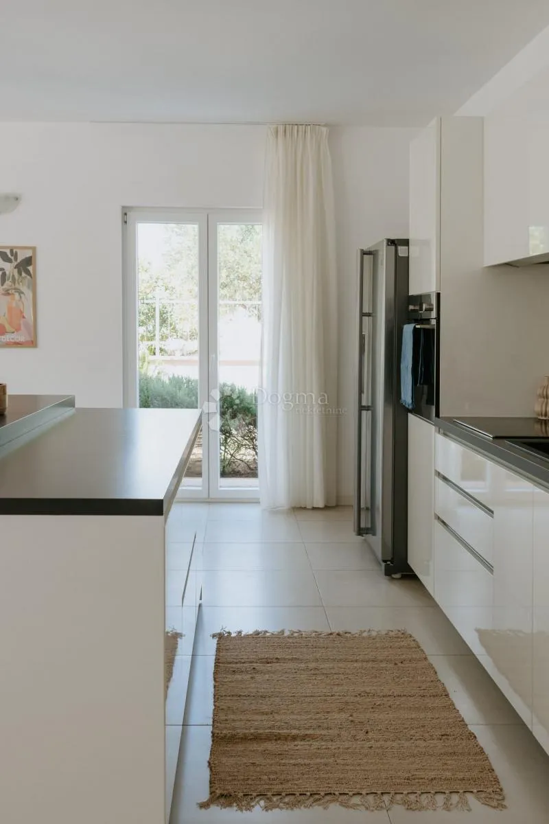 moderna vila s bazenom - slika 9