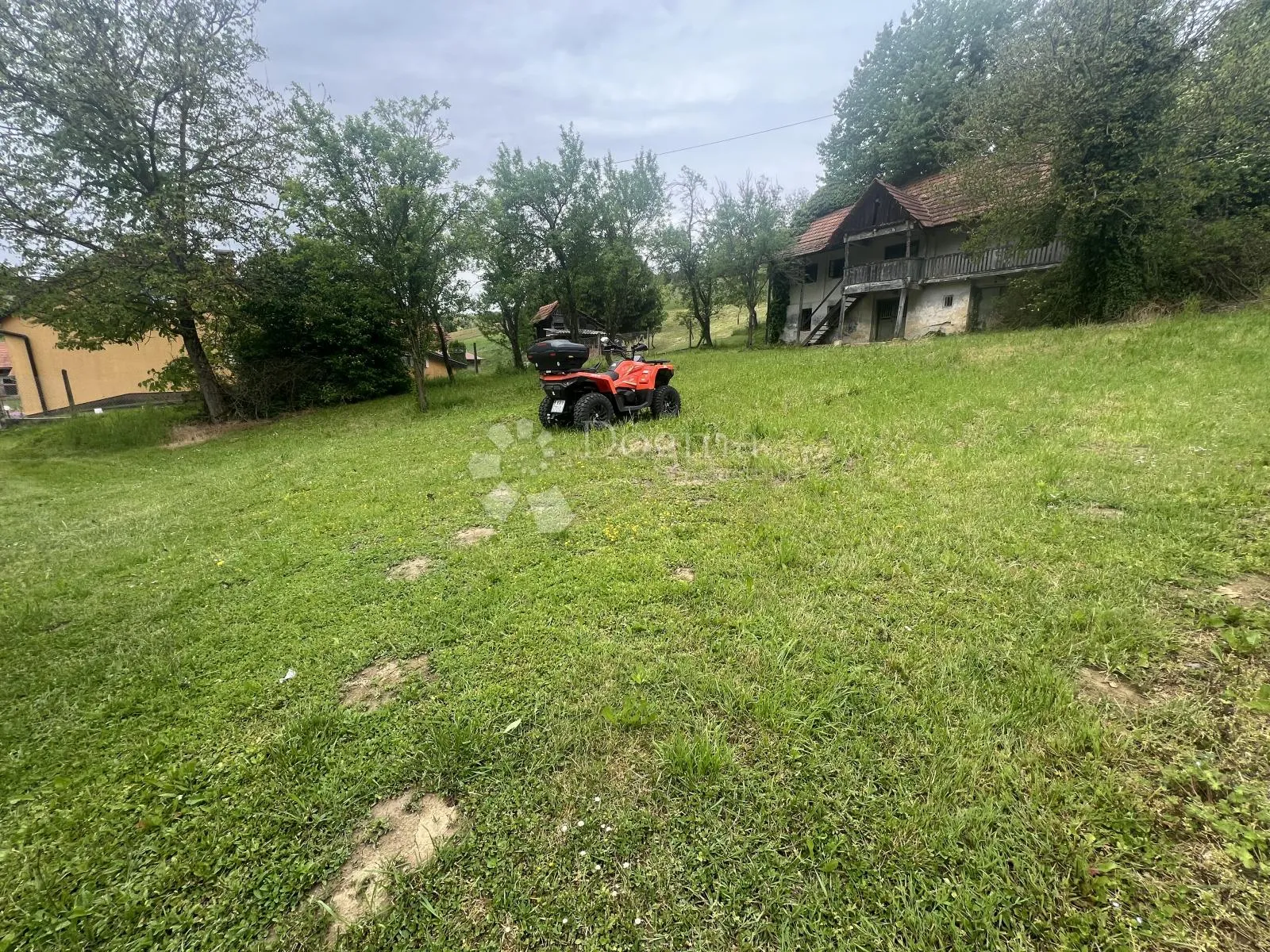 građevinsko zemljište 1.600 m2 sa starom kućom za rušenje - okolica bedekovčine - slika 3