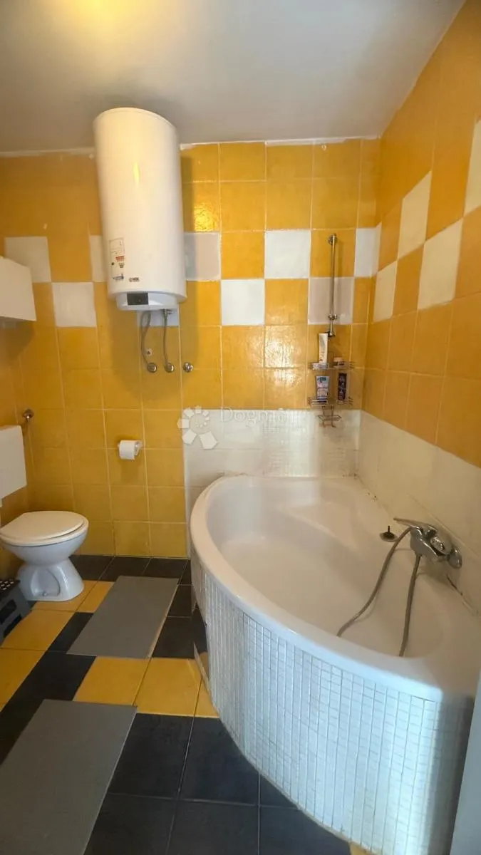 kuća s tri odvojena stana - slika 14