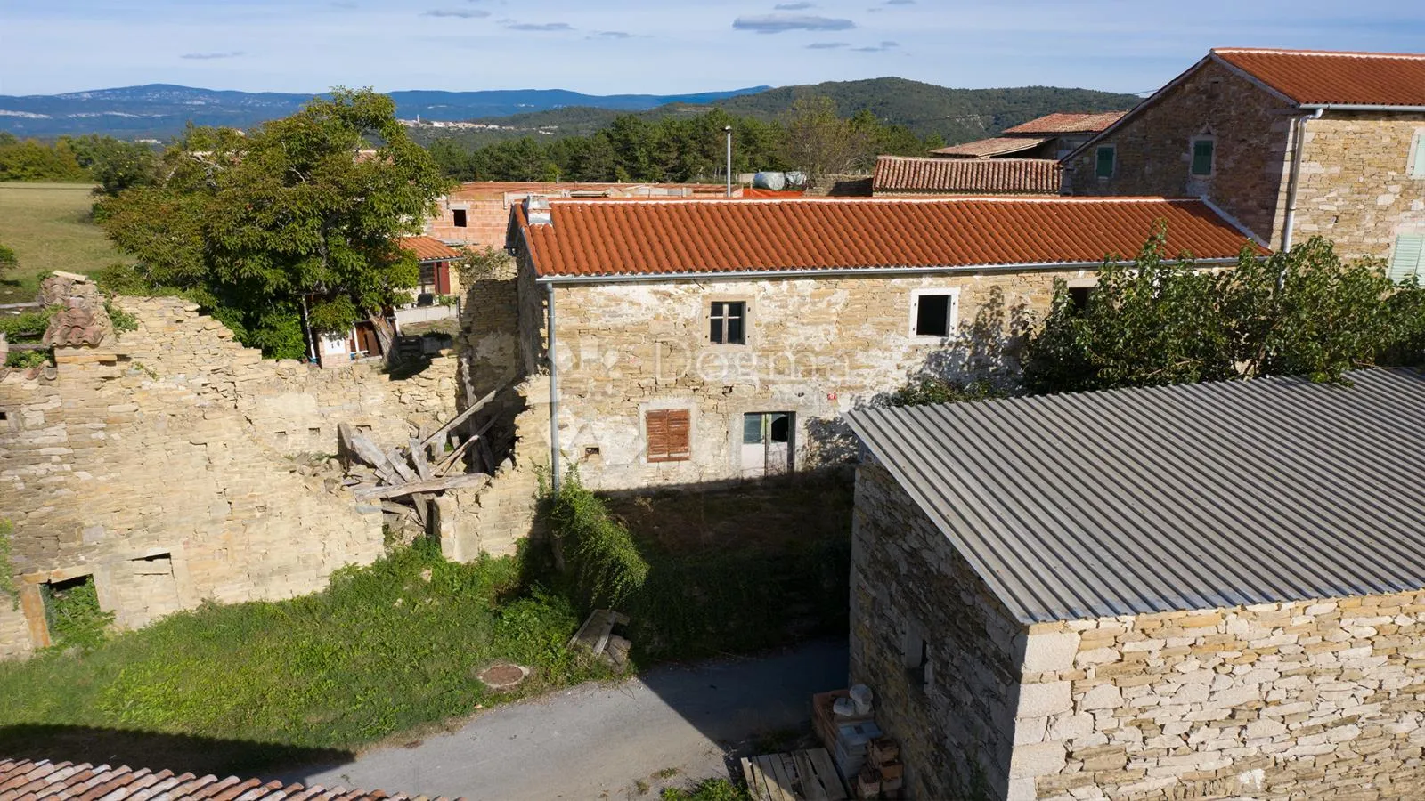 kompleks kuća u centru istre sa pogledom na jezero - slika 9