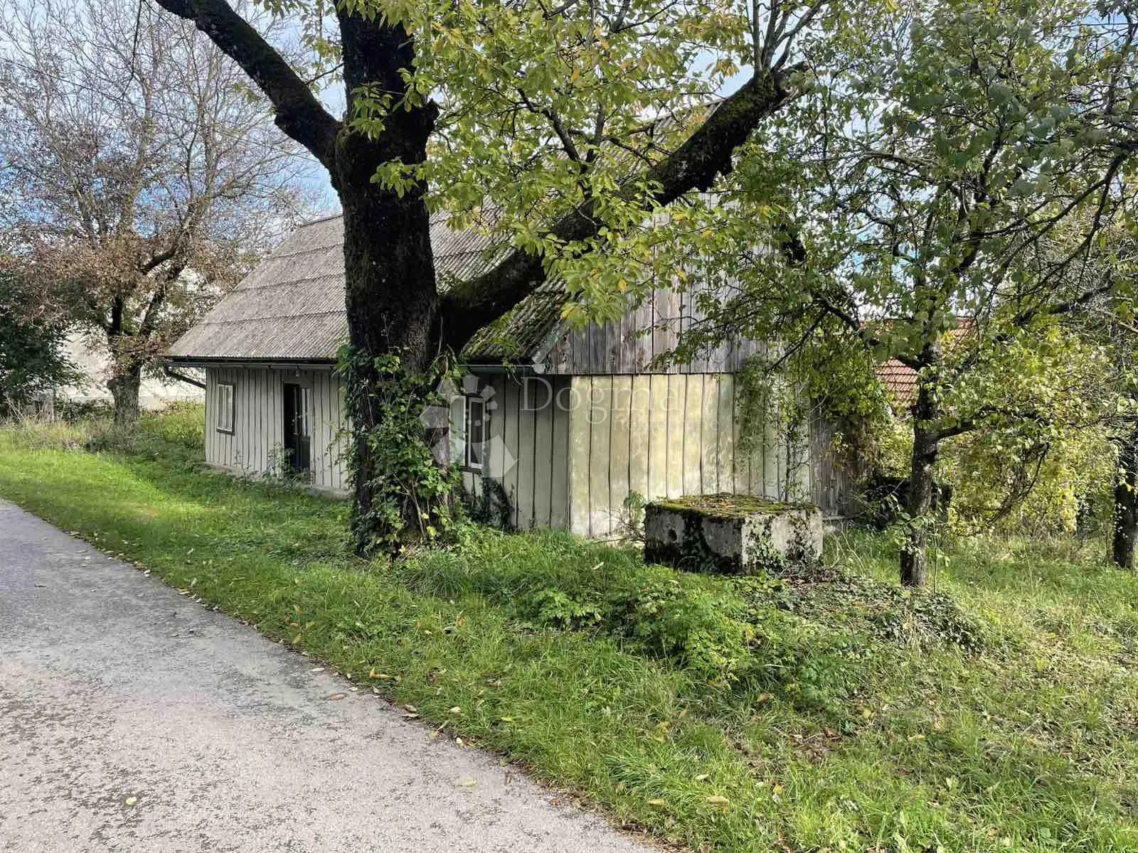 plaški,starina i veliko poljoprivredno zemljište - slika 1