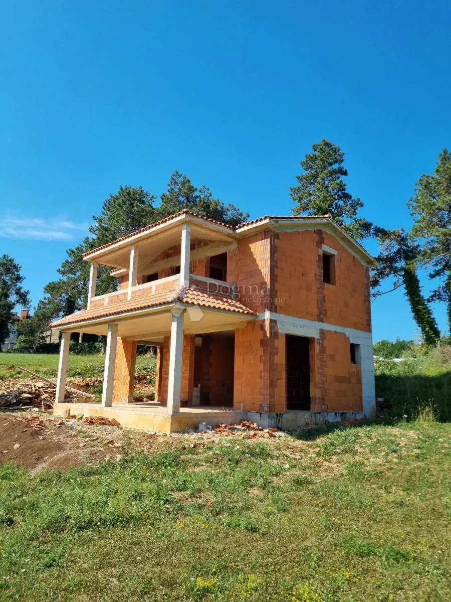 roh bau kuća s bazenom, 150 m², parcela 911 m² - slika 3
