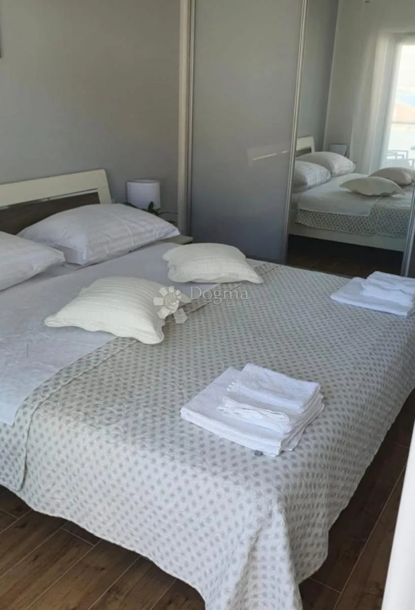 dvojna kuća na 150m od mora, okrug gornji - slika 12