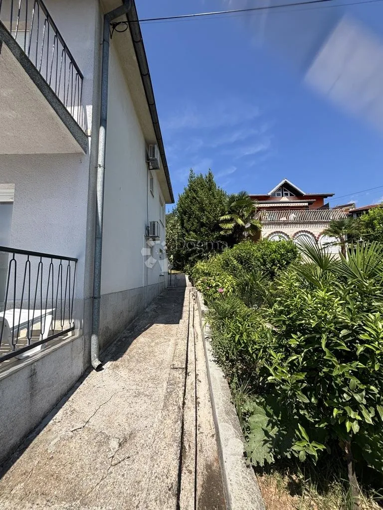 lovran, centar – samostojeća kuća s velikom okućnicom, 2 stana - slika 9