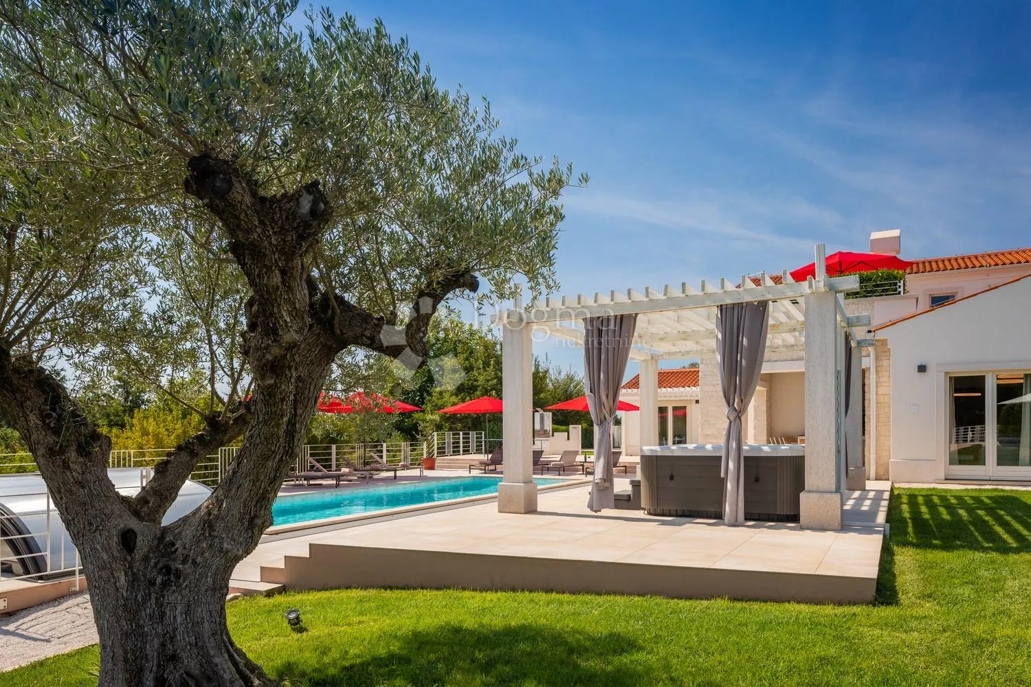 prostrana villa s bazenom i sadržajima na rubu sela - slika 4