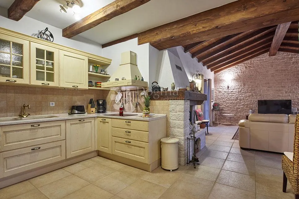 prekrasna kamena villa s bazenom sa panoramskim pogledom! - slika 8