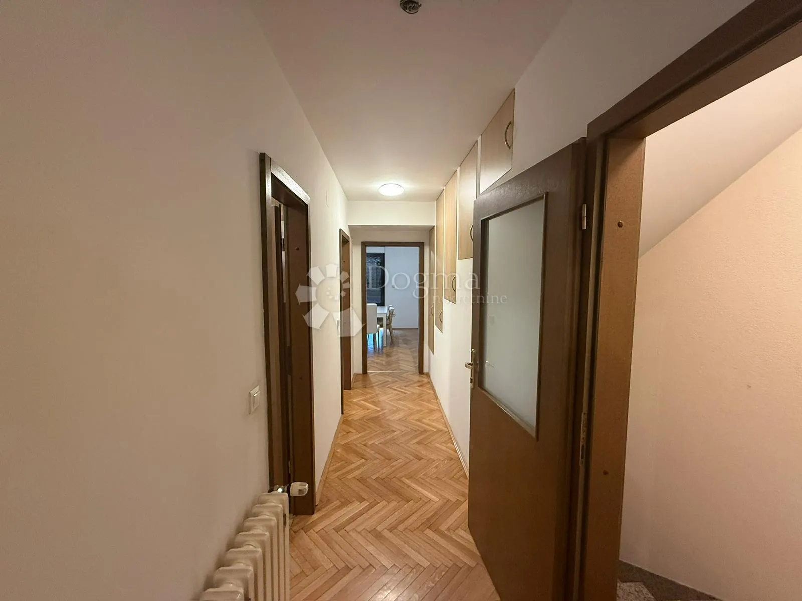 ravnice – stan s garažom, dvorištem i parkingom! - slika 3