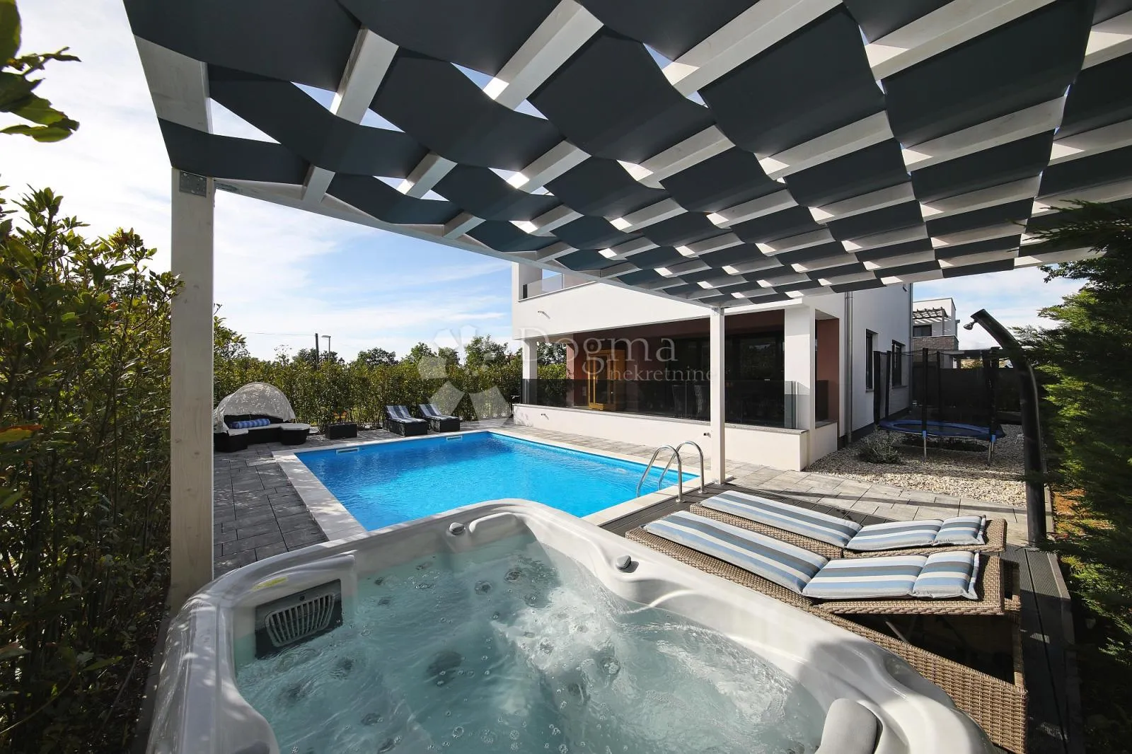 tri dizajnerske vile s bazenima i spa sadržajima-iznimna investicija na jadranu - slika 73
