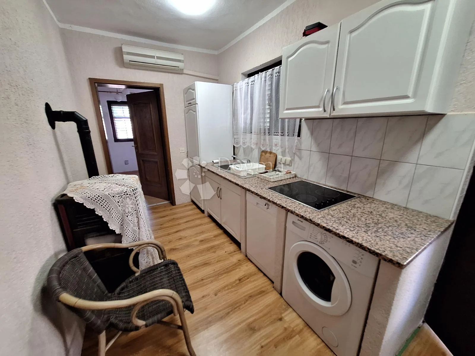 samostojeća kuća sa 3 apartmana - slika 13