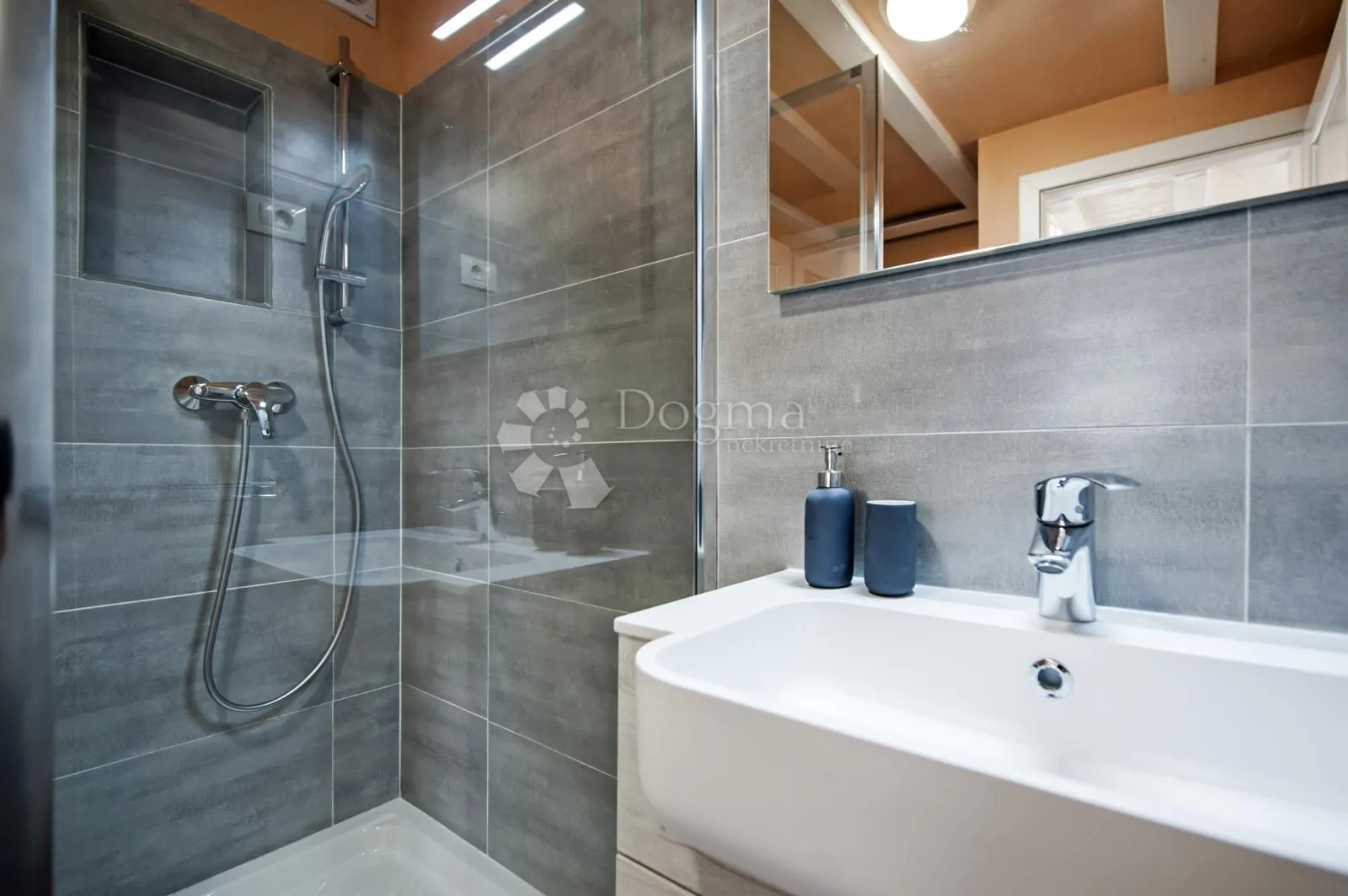 rovinj - sniženo! kuca s 3 apartmana u srcu starog grada - slika 65