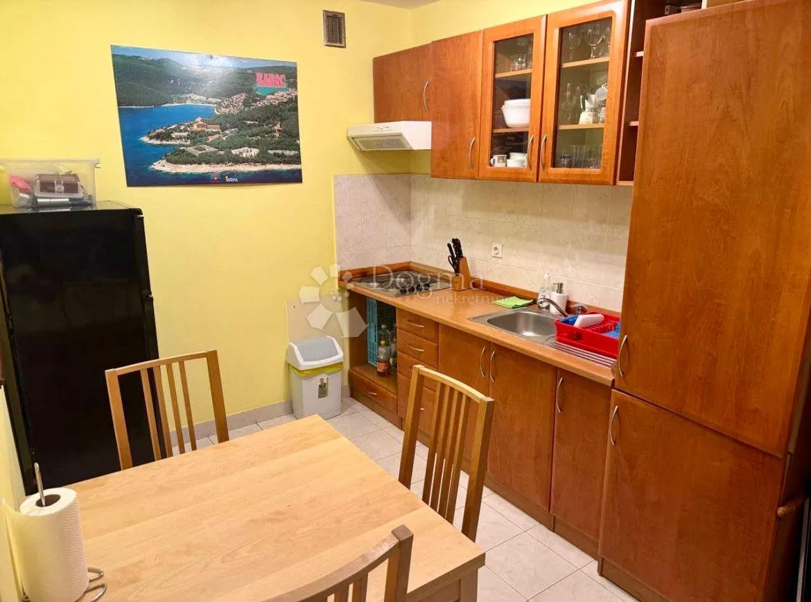 rabac – prizemni apartman s terasom i parkingom - slika 3