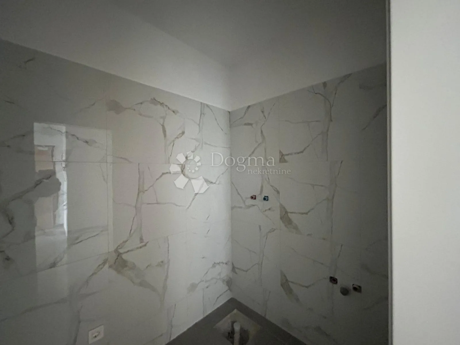 novogradnja buje - stan 68m2 + terasa + parking - slika 7