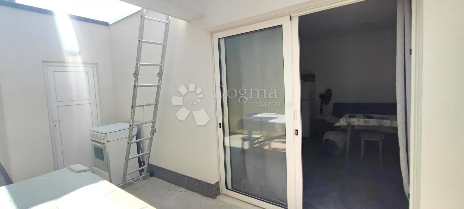 top samostojeća kuća s 3 apartmana (300m od mora), povljana - slika 16