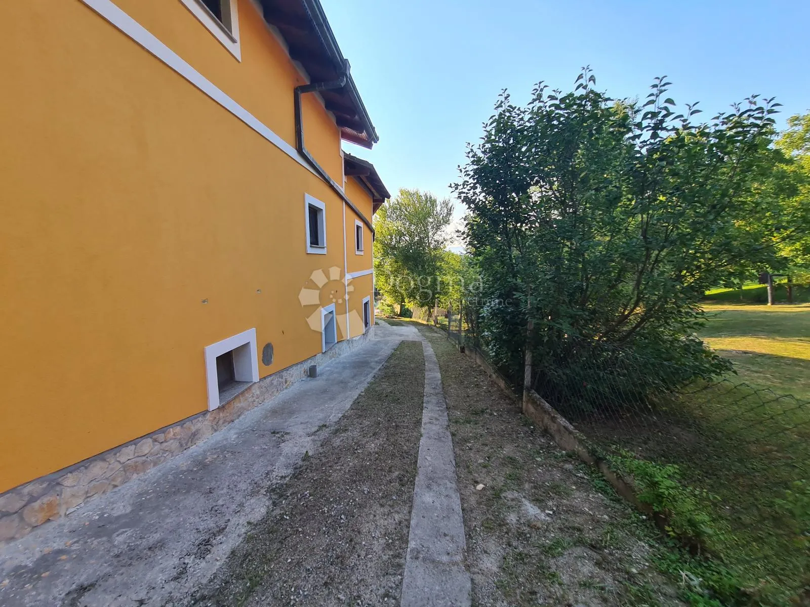 vila s bazenom i teniskim terenom - slika 23